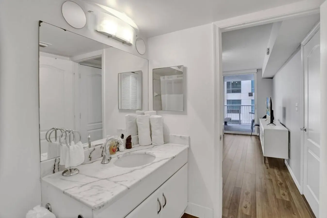 Superb Private unit Perfectly Located In Brickell 16