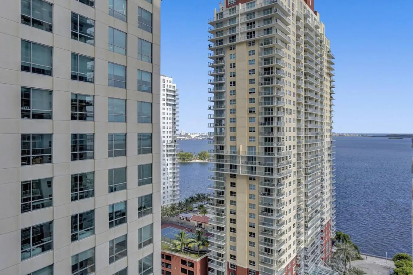 Superb Private unit Perfectly Located In Brickell 6