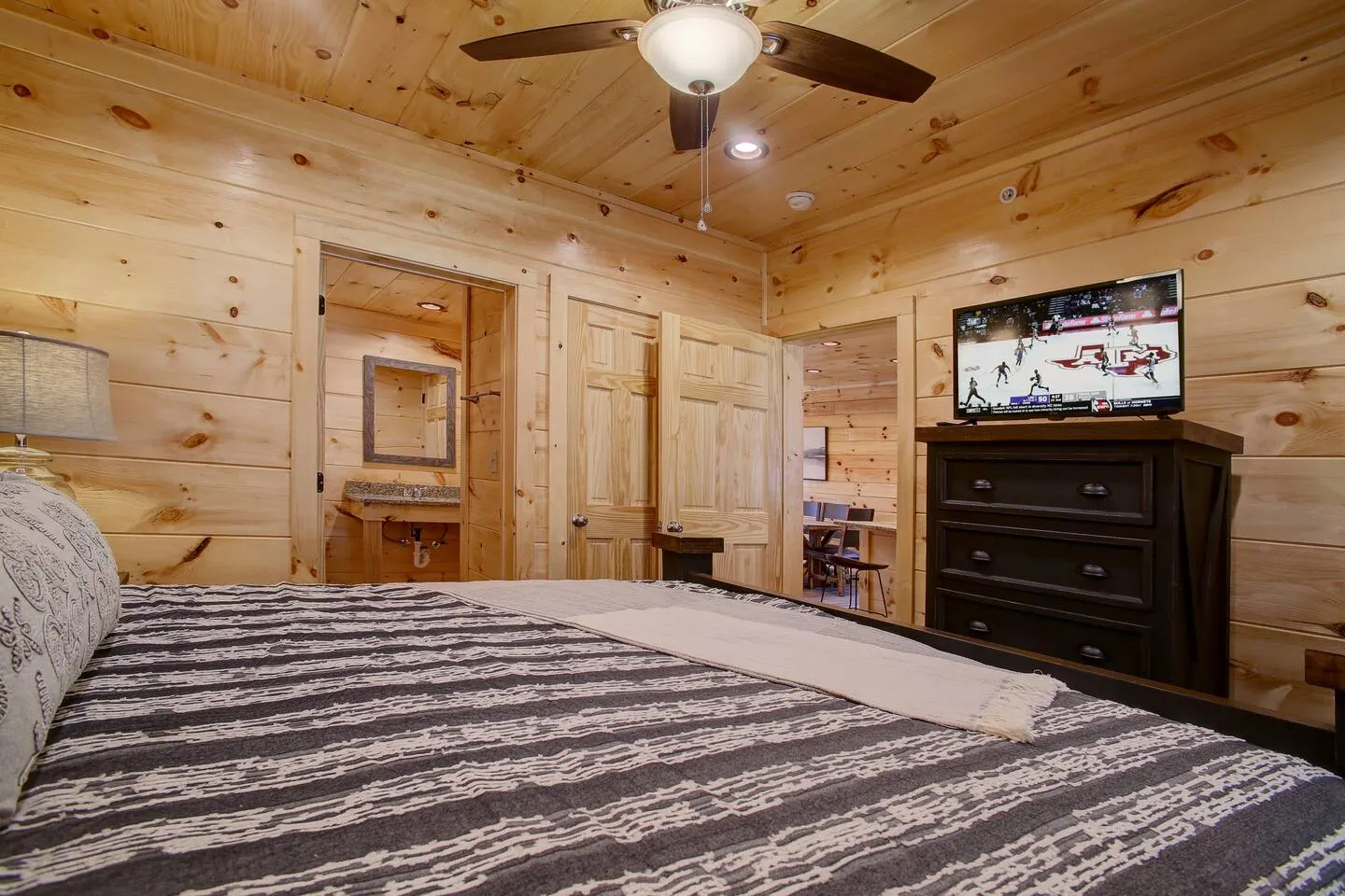 NEWLY Built! 5BR-5BH-Hottub-WIFI-Theater-Pool Tble 9