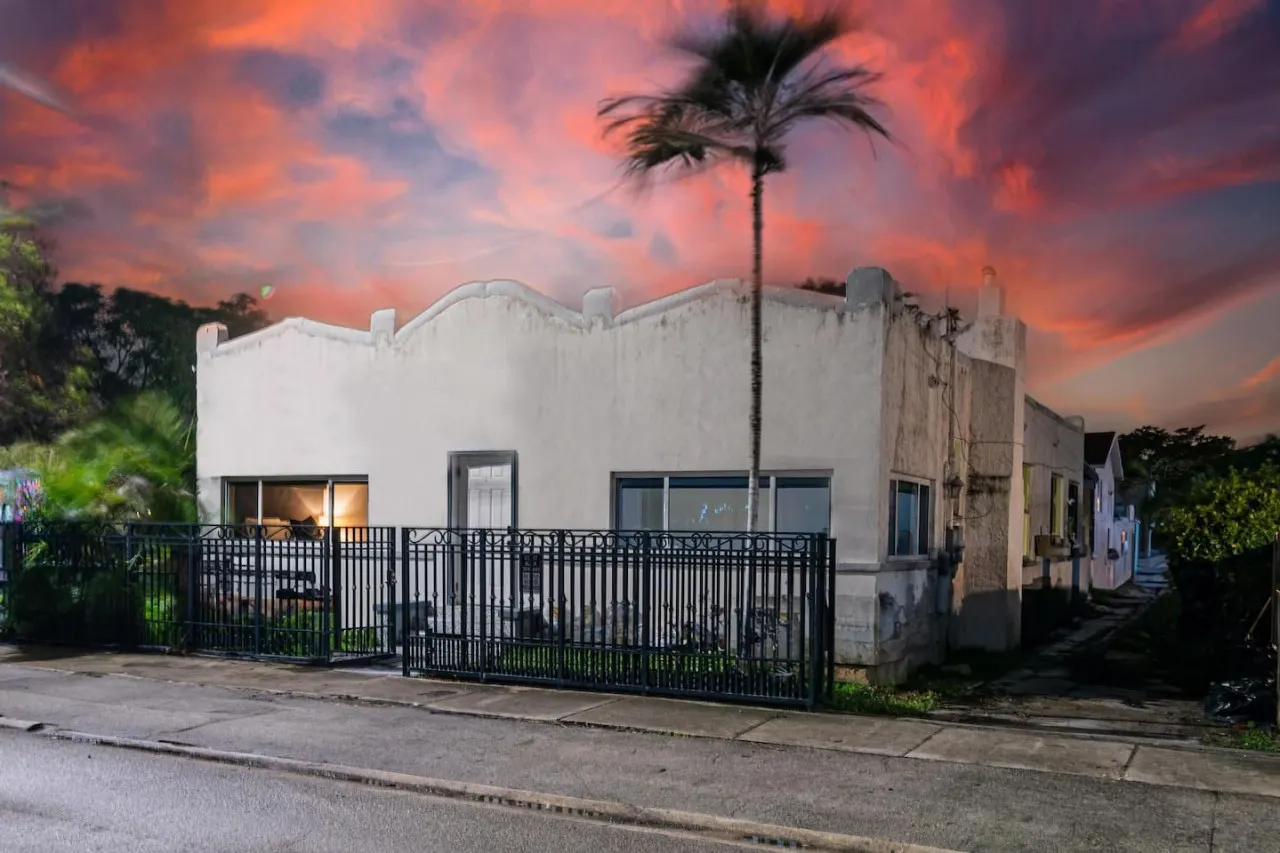 Casa Azul | 6BR 3BA for 16 | Furnished, Smart TV, WiFi, Netflix and More | Central Miami