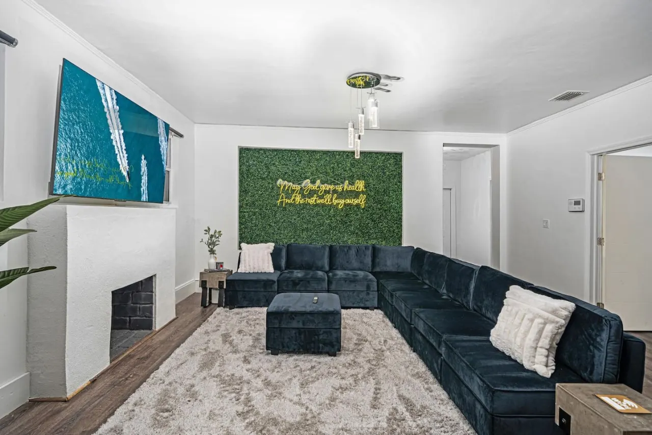 Casa Azul 6BR 3BA for 16 Furnished, Smart TV, WiFi, Netflix and More Central Miami 2