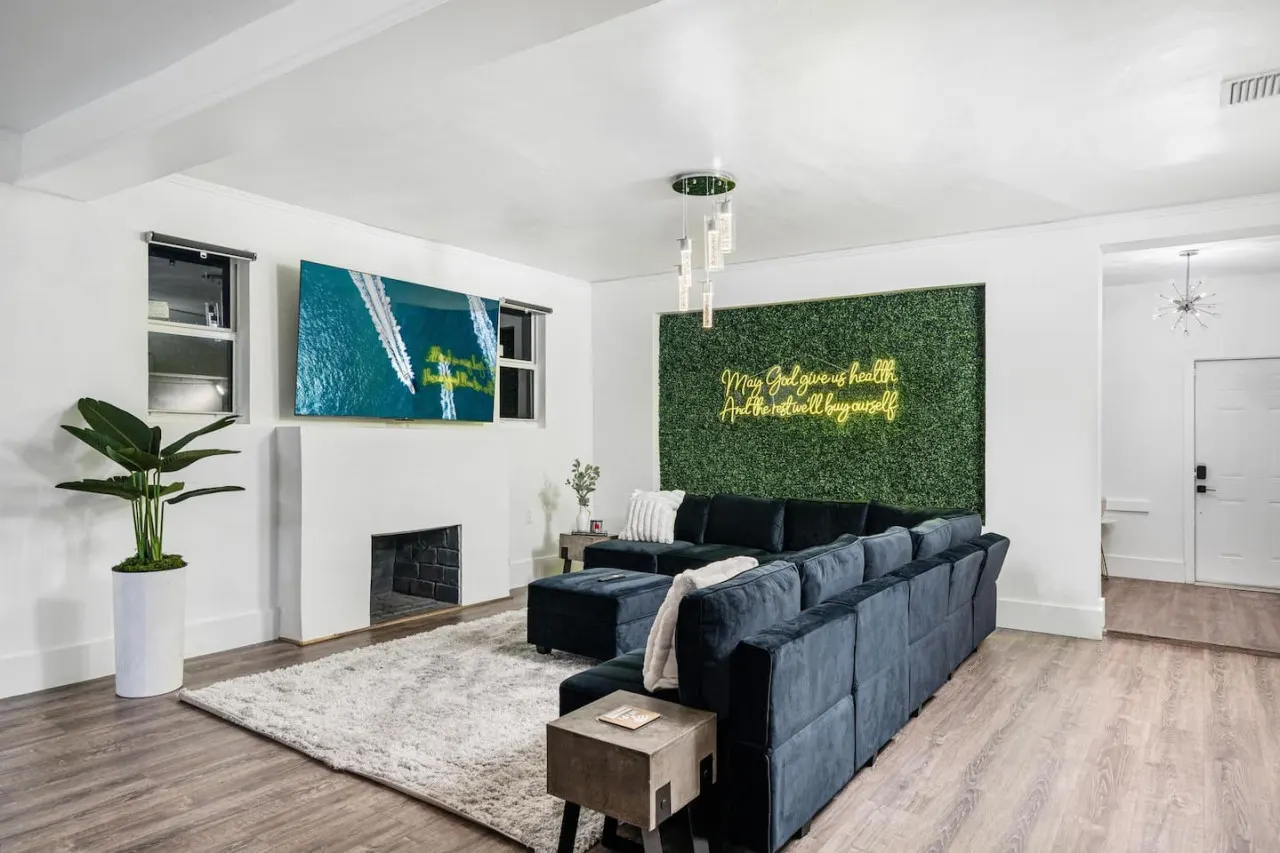 Casa Azul 6BR 3BA for 16 Furnished, Smart TV, WiFi, Netflix and More Central Miami 9