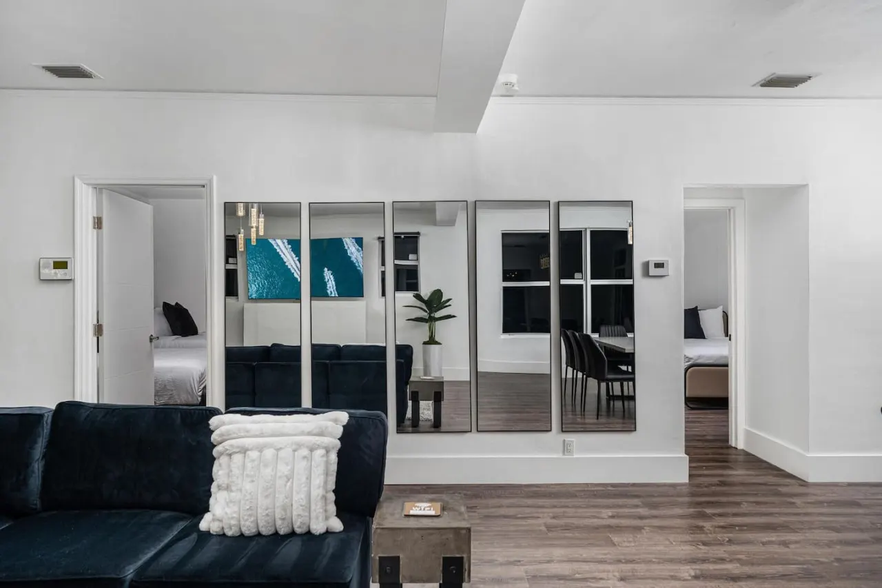 Casa Azul 6BR 3BA for 16 Furnished, Smart TV, WiFi, Netflix and More Central Miami 10
