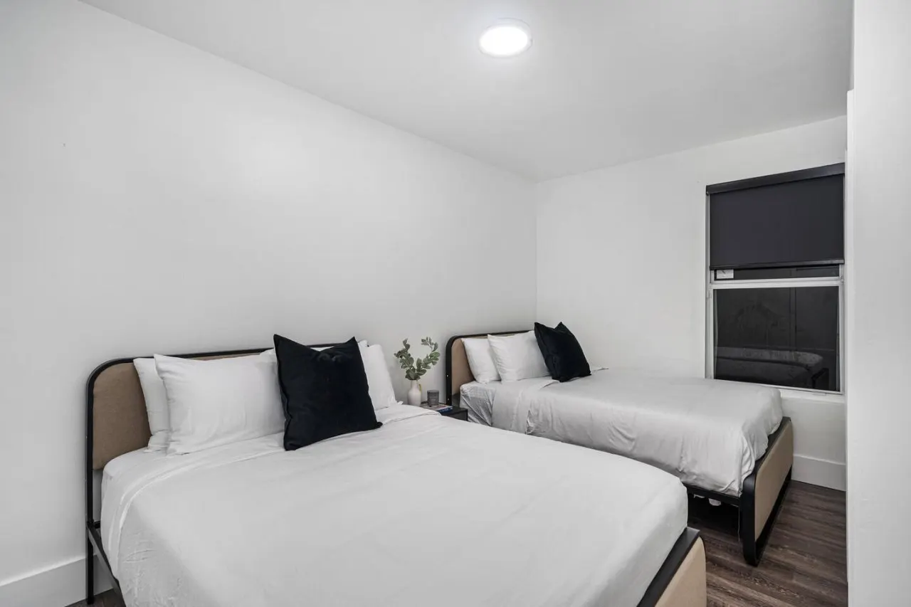 Casa Azul 6BR 3BA for 16 Furnished, Smart TV, WiFi, Netflix and More Central Miami 11
