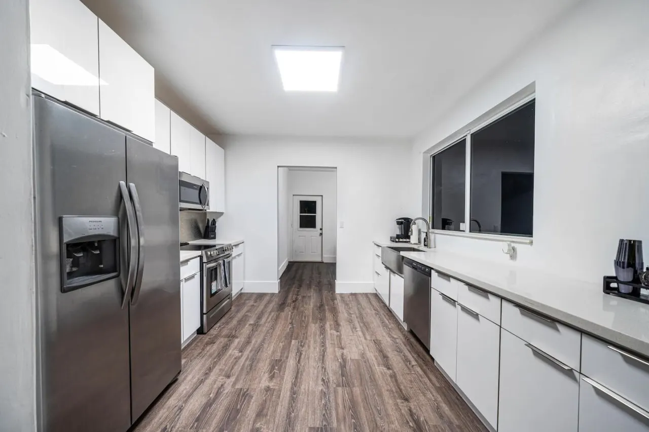 Casa Azul 6BR 3BA for 16 Furnished, Smart TV, WiFi, Netflix and More Central Miami 12