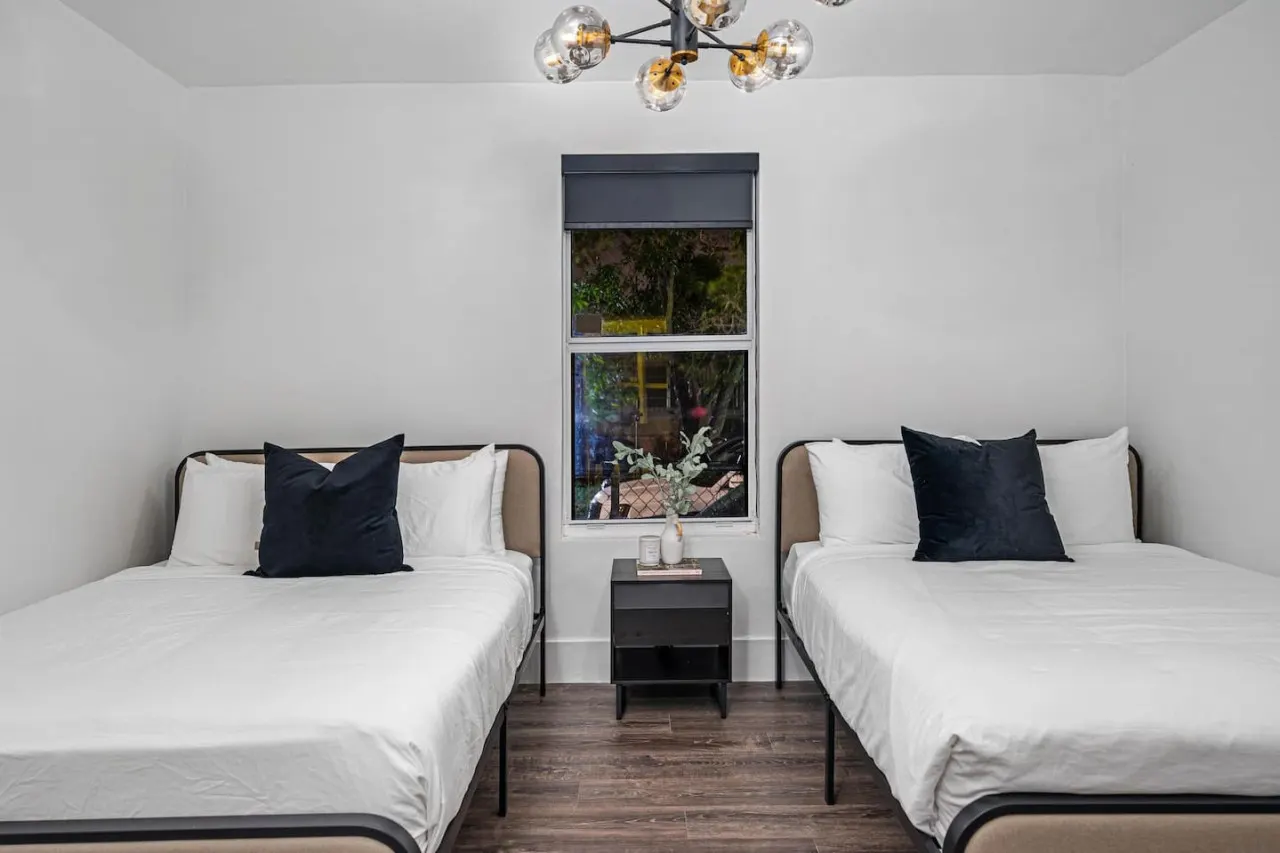 Casa Azul 6BR 3BA for 16 Furnished, Smart TV, WiFi, Netflix and More Central Miami 13