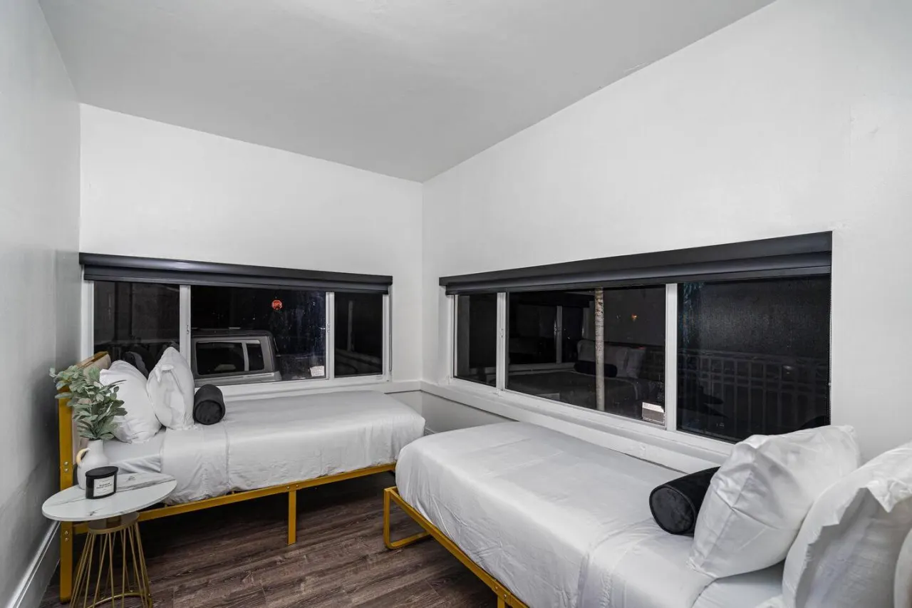 Casa Azul 6BR 3BA for 16 Furnished, Smart TV, WiFi, Netflix and More Central Miami 14