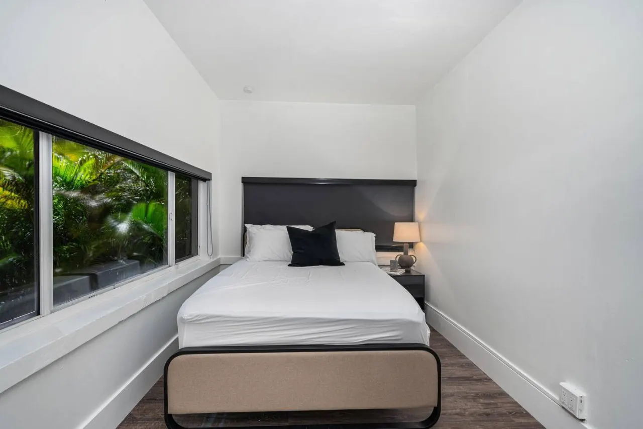 Casa Azul 6BR 3BA for 16 Furnished, Smart TV, WiFi, Netflix and More Central Miami 15