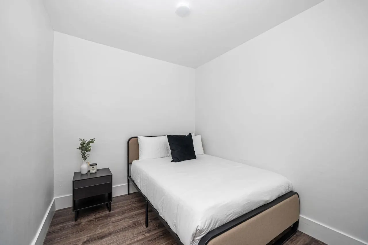 Casa Azul 6BR 3BA for 16 Furnished, Smart TV, WiFi, Netflix and More Central Miami 16