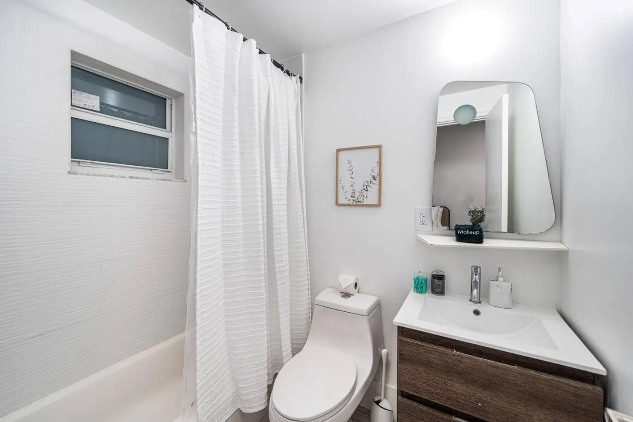 Casa Azul 6BR 3BA for 16 Furnished, Smart TV, WiFi, Netflix and More Central Miami 17