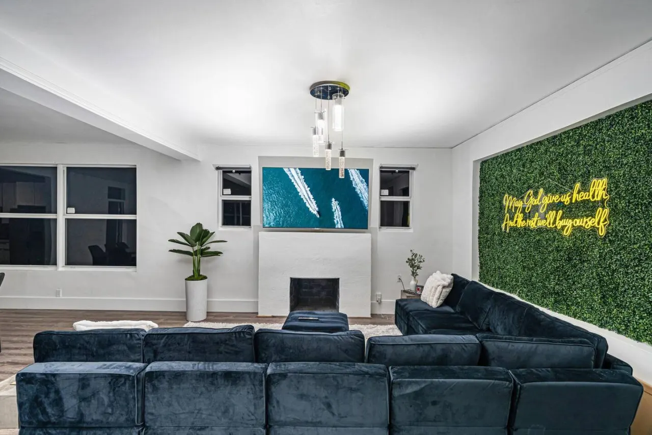 Casa Azul 6BR 3BA for 16 Furnished, Smart TV, WiFi, Netflix and More Central Miami 18