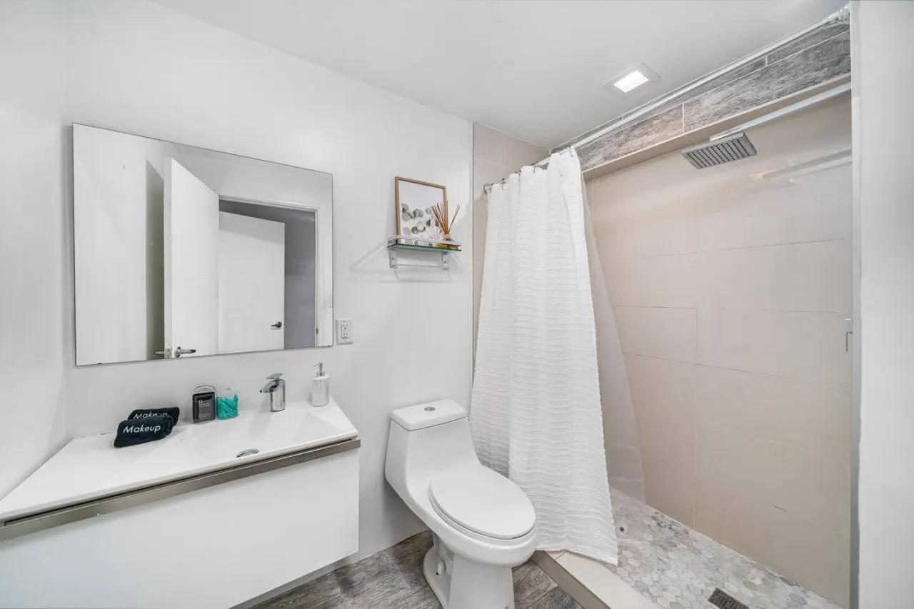 Casa Azul 6BR 3BA for 16 Furnished, Smart TV, WiFi, Netflix and More Central Miami 19