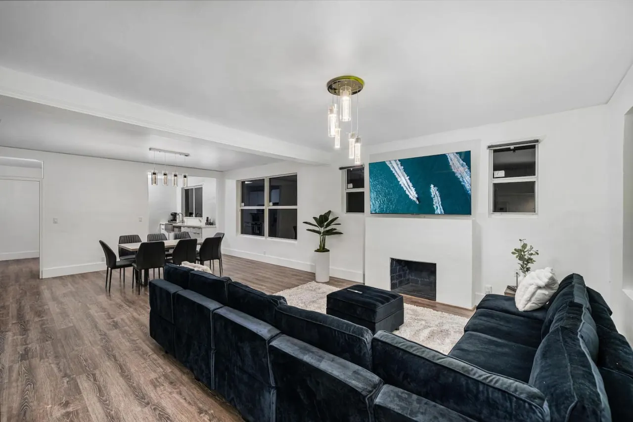 Casa Azul 6BR 3BA for 16 Furnished, Smart TV, WiFi, Netflix and More Central Miami 3