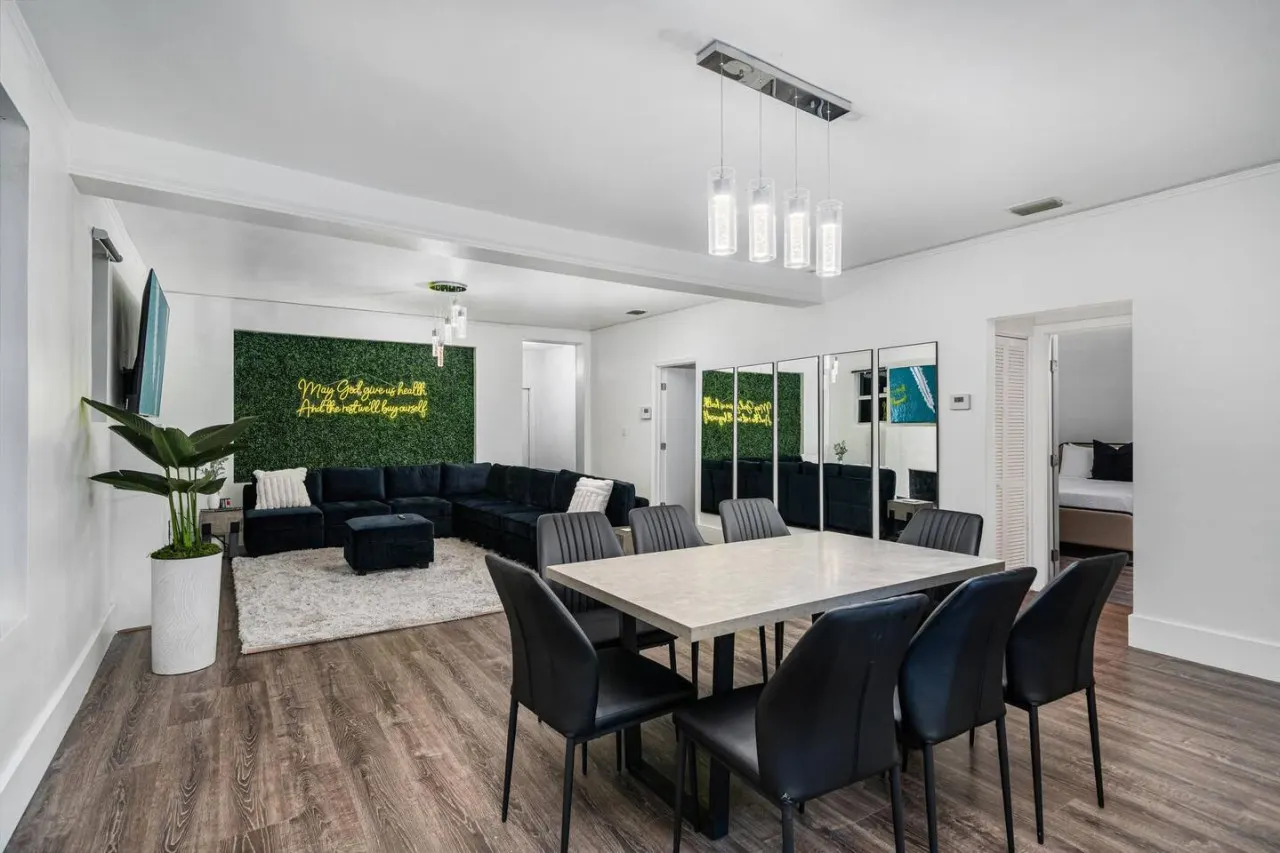 Casa Azul 6BR 3BA for 16 Furnished, Smart TV, WiFi, Netflix and More Central Miami 4
