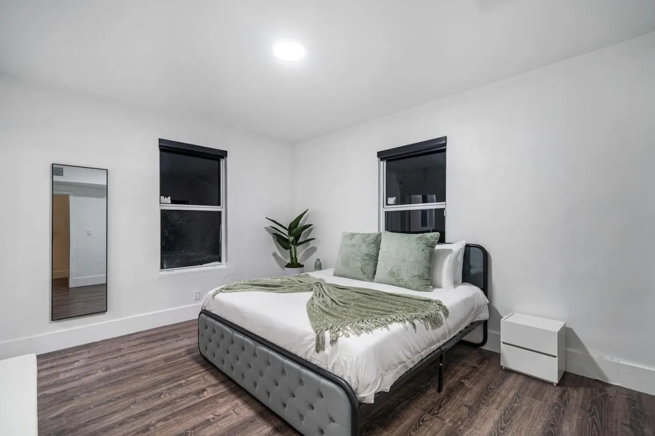 Casa Azul 6BR 3BA for 16 Furnished, Smart TV, WiFi, Netflix and More Central Miami 5