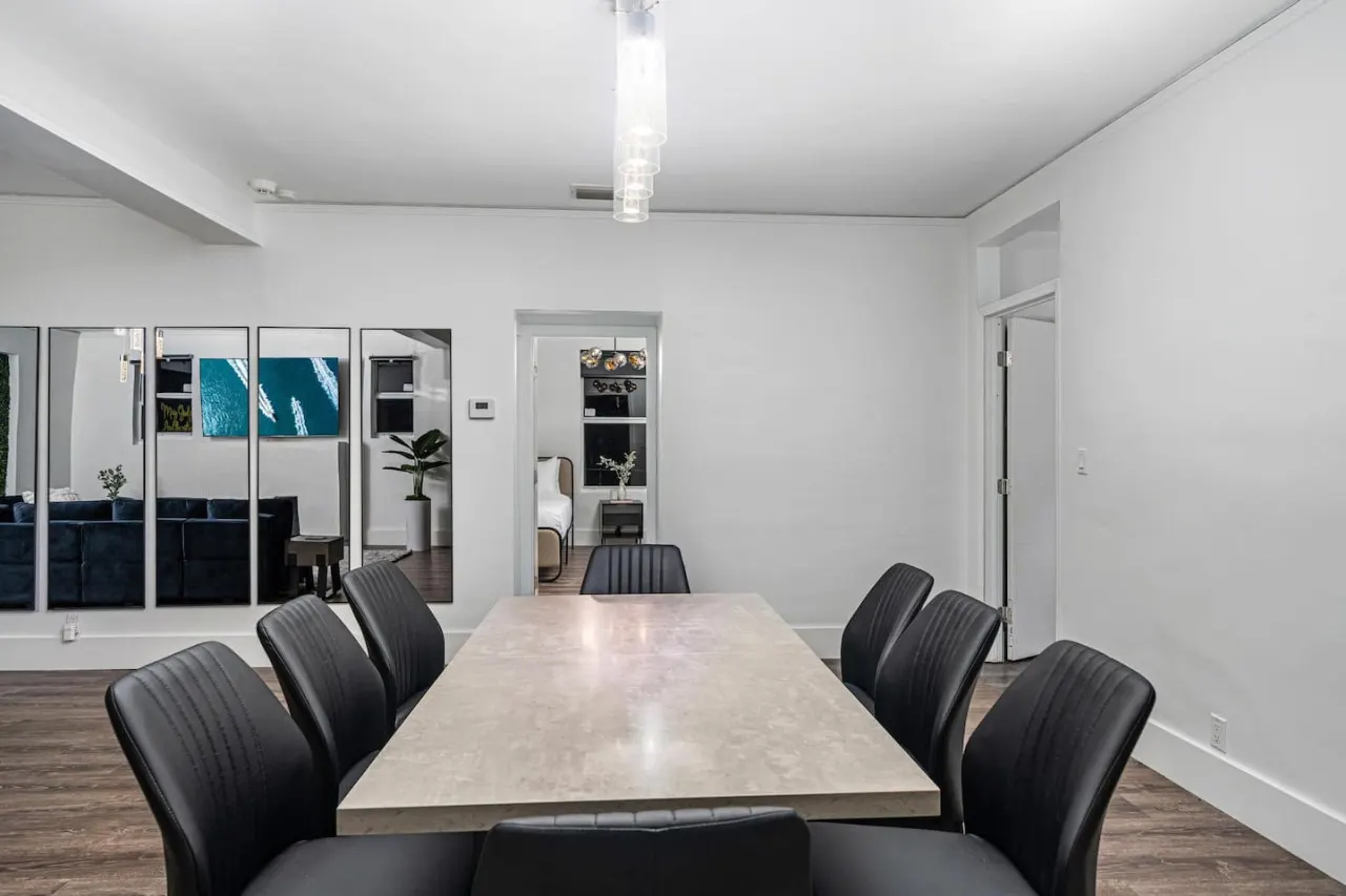 Casa Azul 6BR 3BA for 16 Furnished, Smart TV, WiFi, Netflix and More Central Miami 6