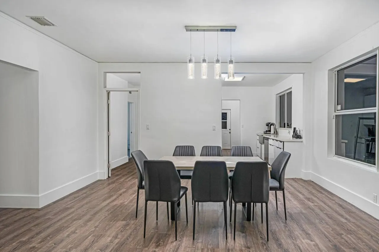 Casa Azul 6BR 3BA for 16 Furnished, Smart TV, WiFi, Netflix and More Central Miami 8