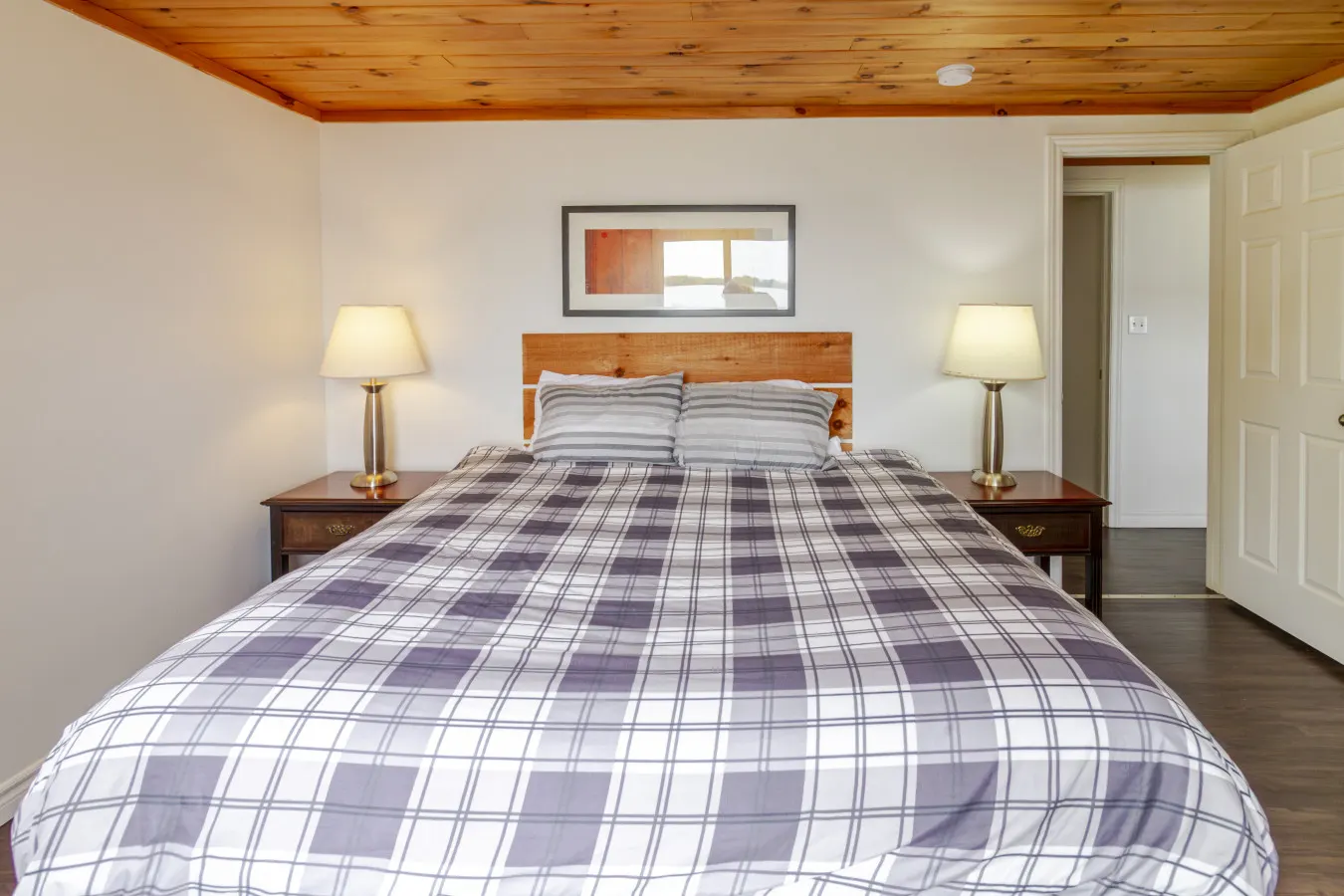 Westlake Consecon Lodge; beach pass! West Lake Vacation Home 5BR Waterfront Retreat + Near Sandbanks 16