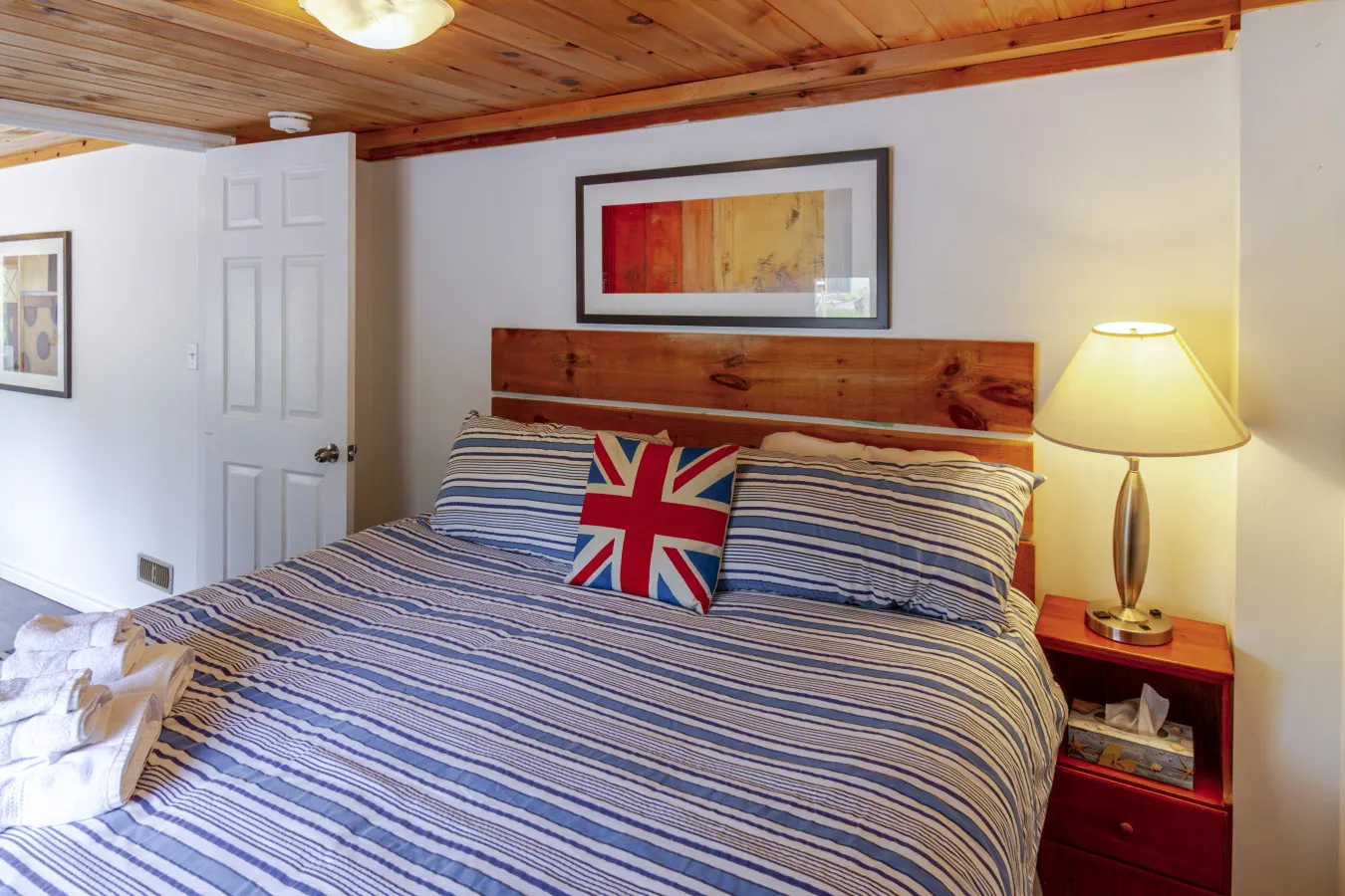 Westlake Consecon Lodge; beach pass! West Lake Vacation Home 5BR Waterfront Retreat + Near Sandbanks 18