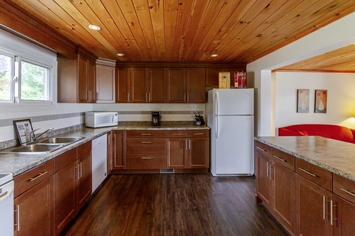 Westlake Consecon Lodge; beach pass! West Lake Vacation Home 5BR Waterfront Retreat + Near Sandbanks 7