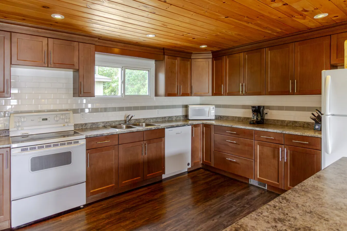 Westlake Consecon Lodge; beach pass! West Lake Vacation Home 5BR Waterfront Retreat + Near Sandbanks 8
