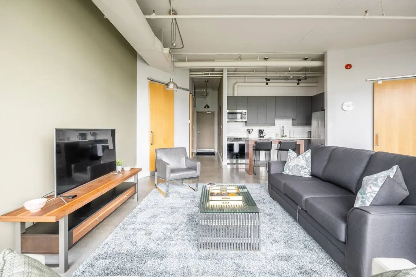 Spacious 1BR Loft Industrial Style Prime Area 9