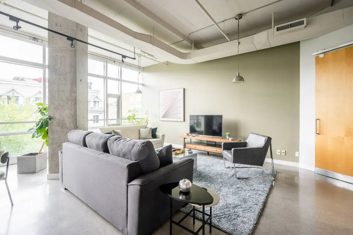 Spacious 1BR Loft Industrial Style Prime Area 10