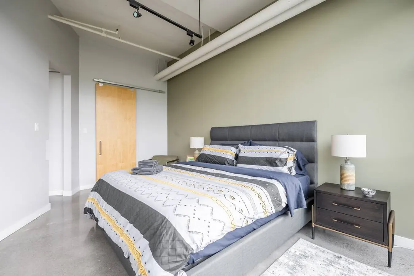 Spacious 1BR Loft Industrial Style Prime Area 11