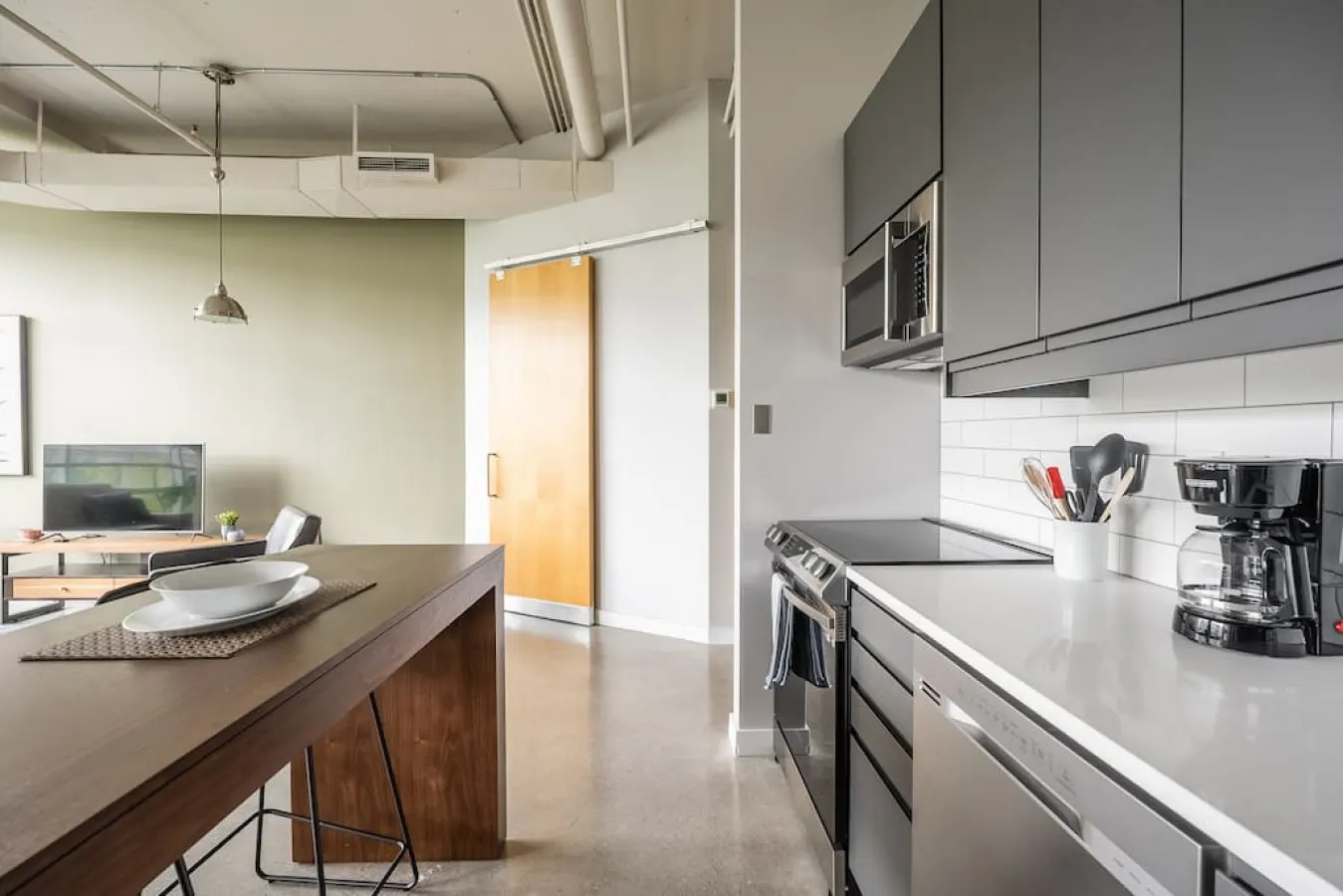 Spacious 1BR Loft Industrial Style Prime Area 13