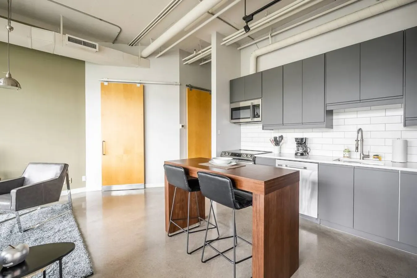 Spacious 1BR Loft Industrial Style Prime Area 14