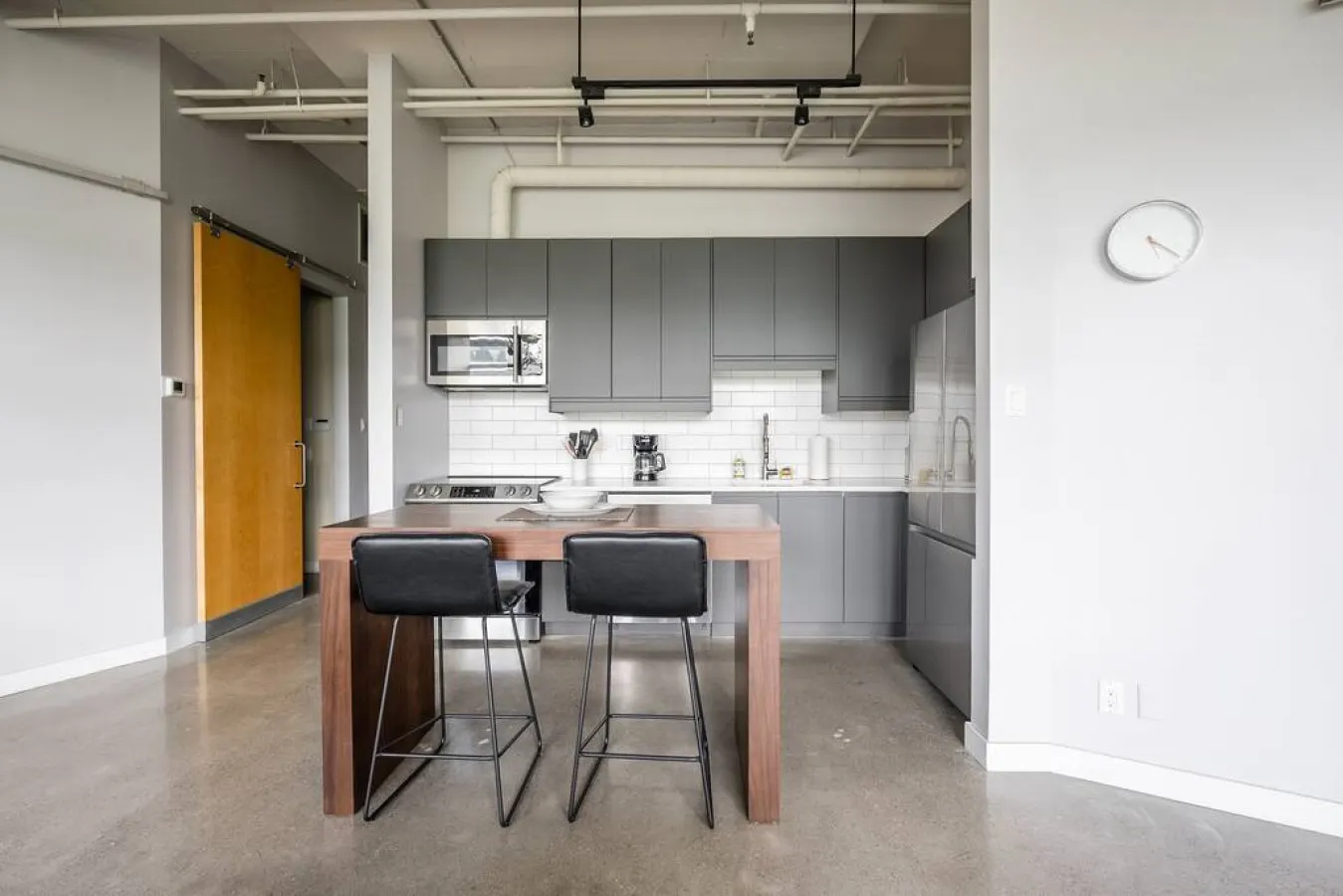 Spacious 1BR Loft Industrial Style Prime Area 15