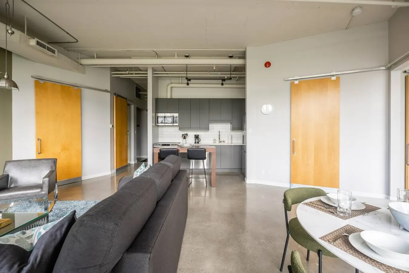 Spacious 1BR Loft Industrial Style Prime Area 16