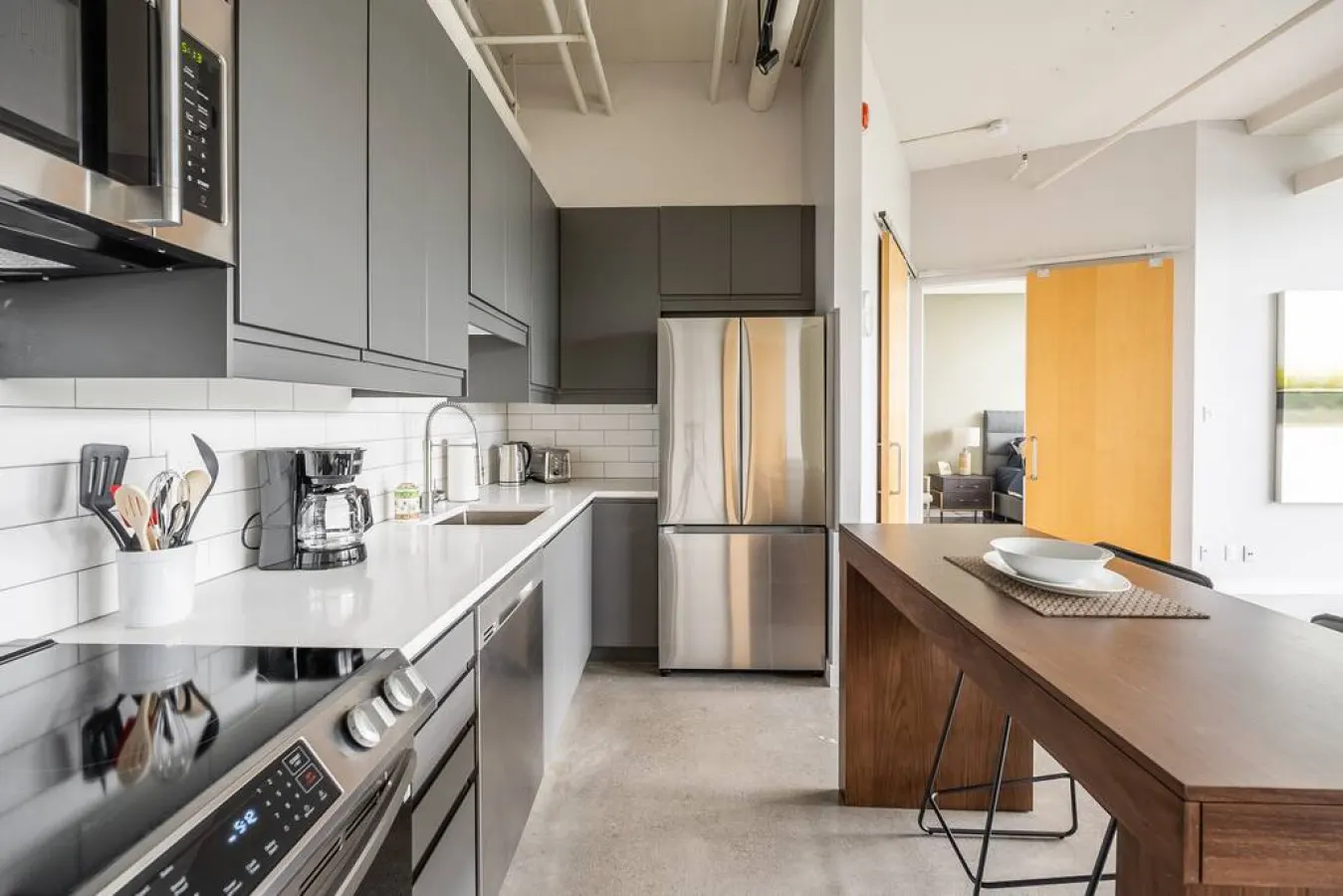 Spacious 1BR Loft Industrial Style Prime Area 17