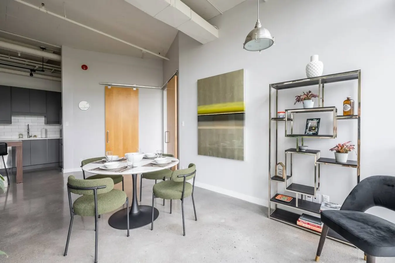 Spacious 1BR Loft Industrial Style Prime Area 18