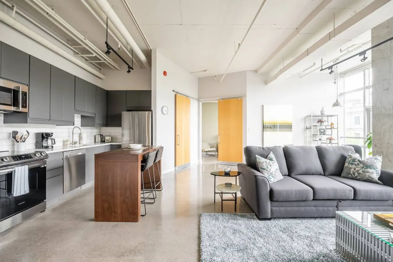 Spacious 1BR Loft Industrial Style Prime Area 19
