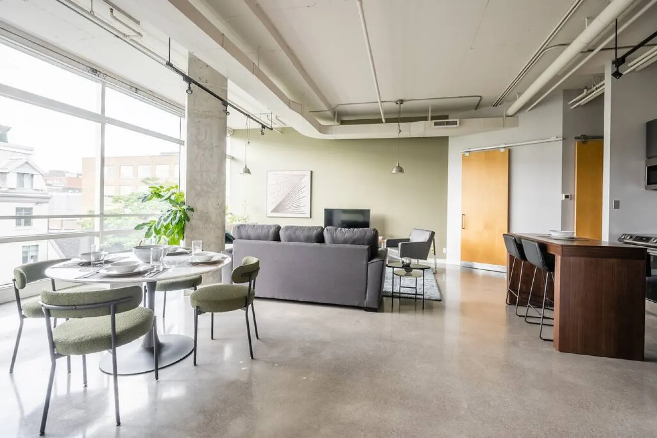 Spacious 1BR Loft Industrial Style Prime Area 20