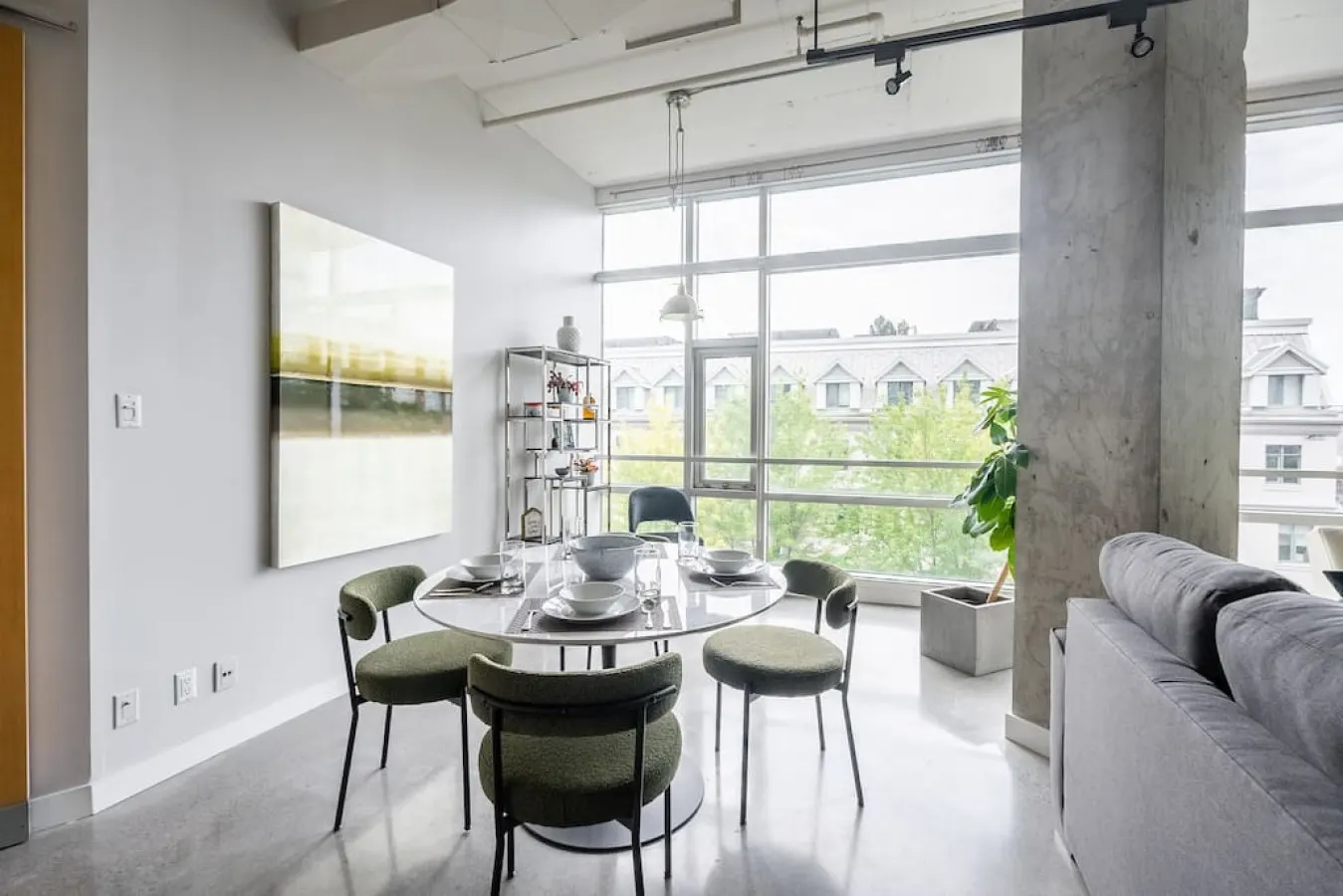 Spacious 1BR Loft Industrial Style Prime Area 3