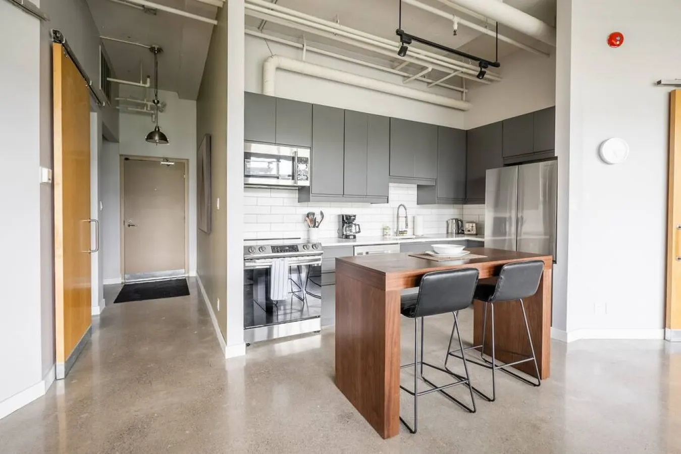 Spacious 1BR Loft Industrial Style Prime Area 4