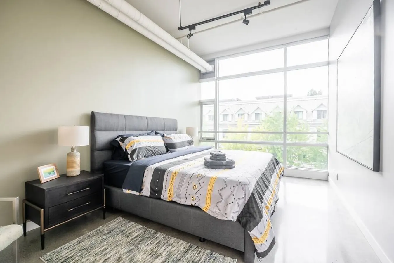 Spacious 1BR Loft Industrial Style Prime Area 5