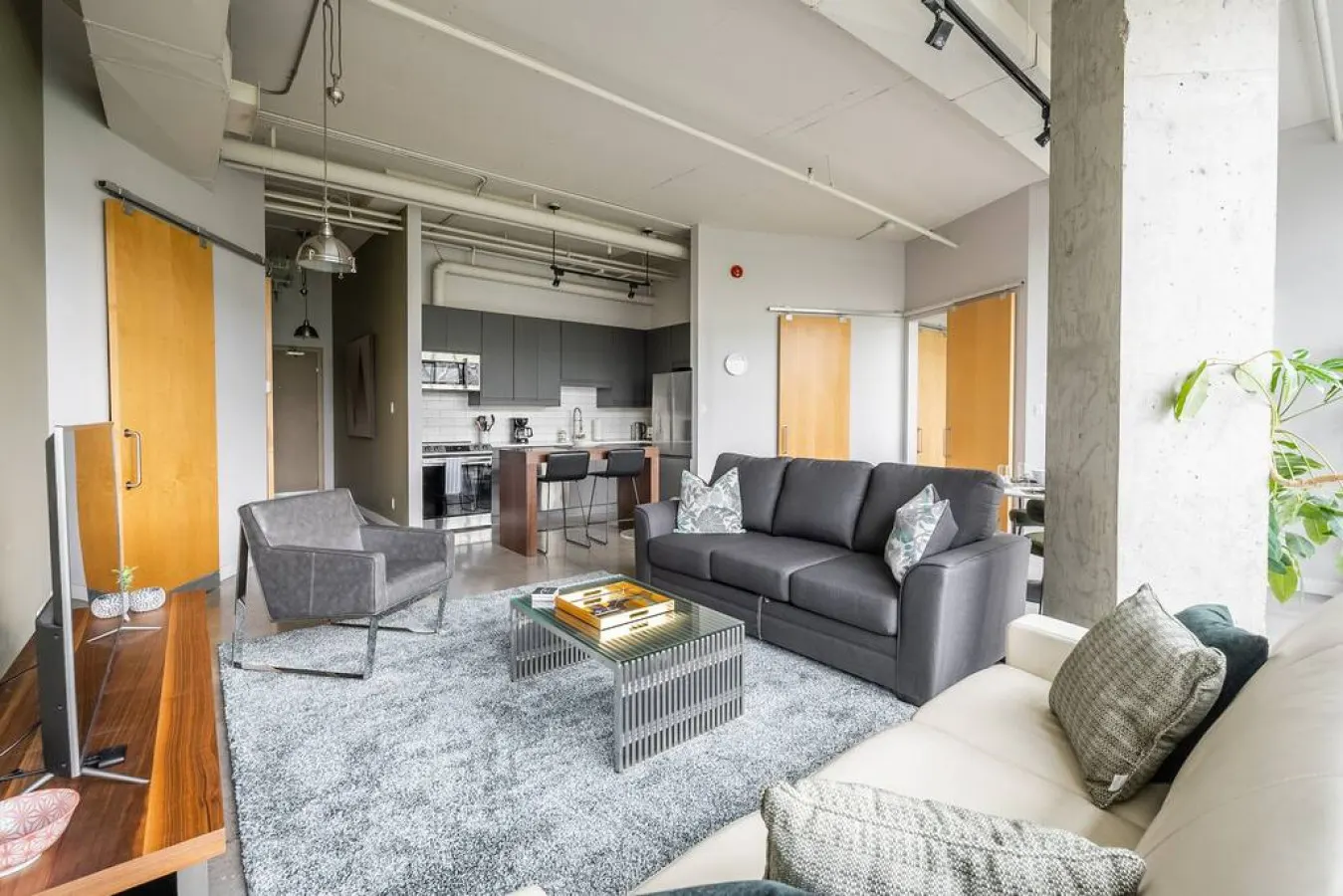 Spacious 1BR Loft Industrial Style Prime Area 7