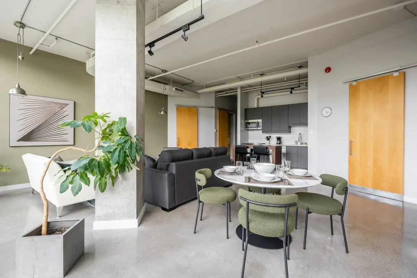 Spacious 1BR Loft Industrial Style Prime Area 8