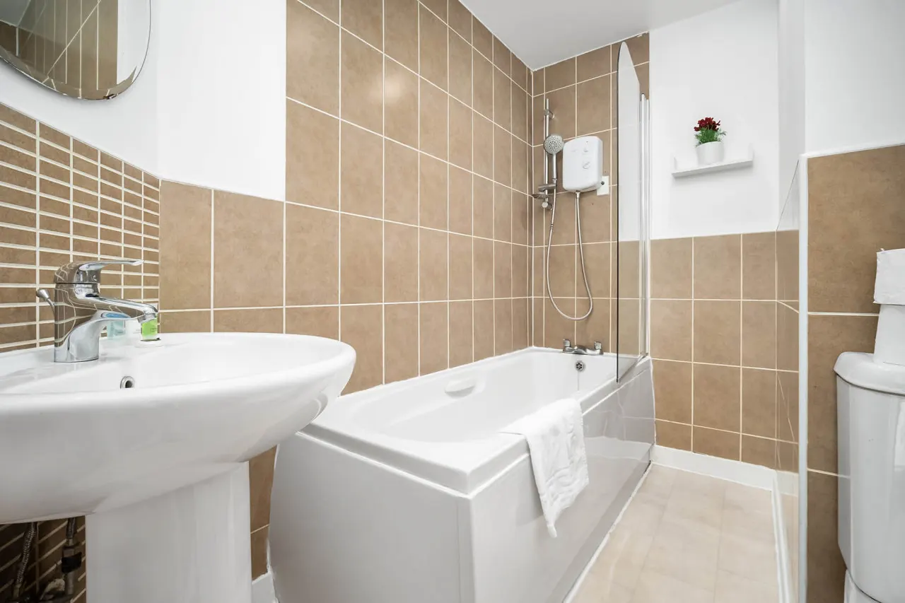 2 Bedroom House - Parking - Garden - Oldbury 12