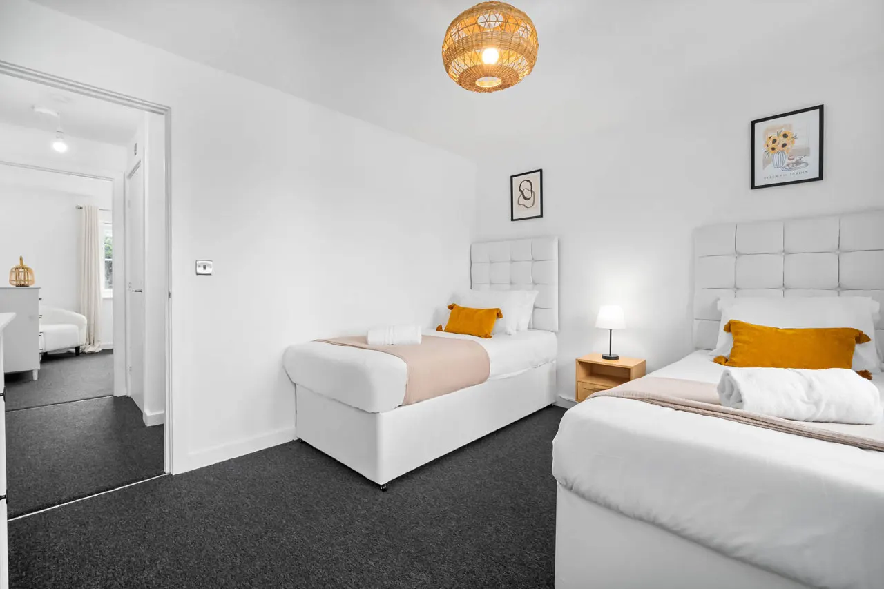 2 Bedroom House - Parking - Garden - Oldbury 16