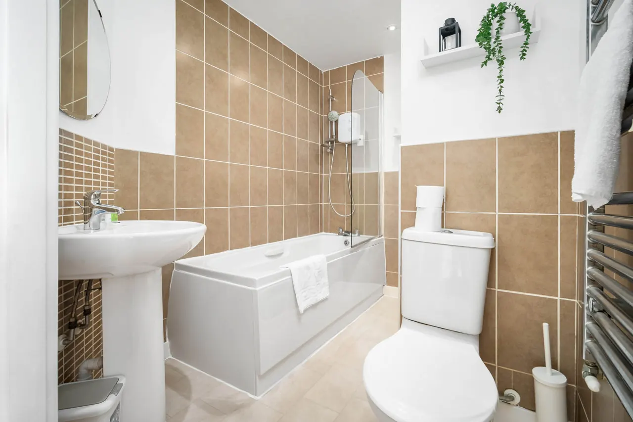 2 Bedroom House - Parking - Garden - Oldbury — photo 5