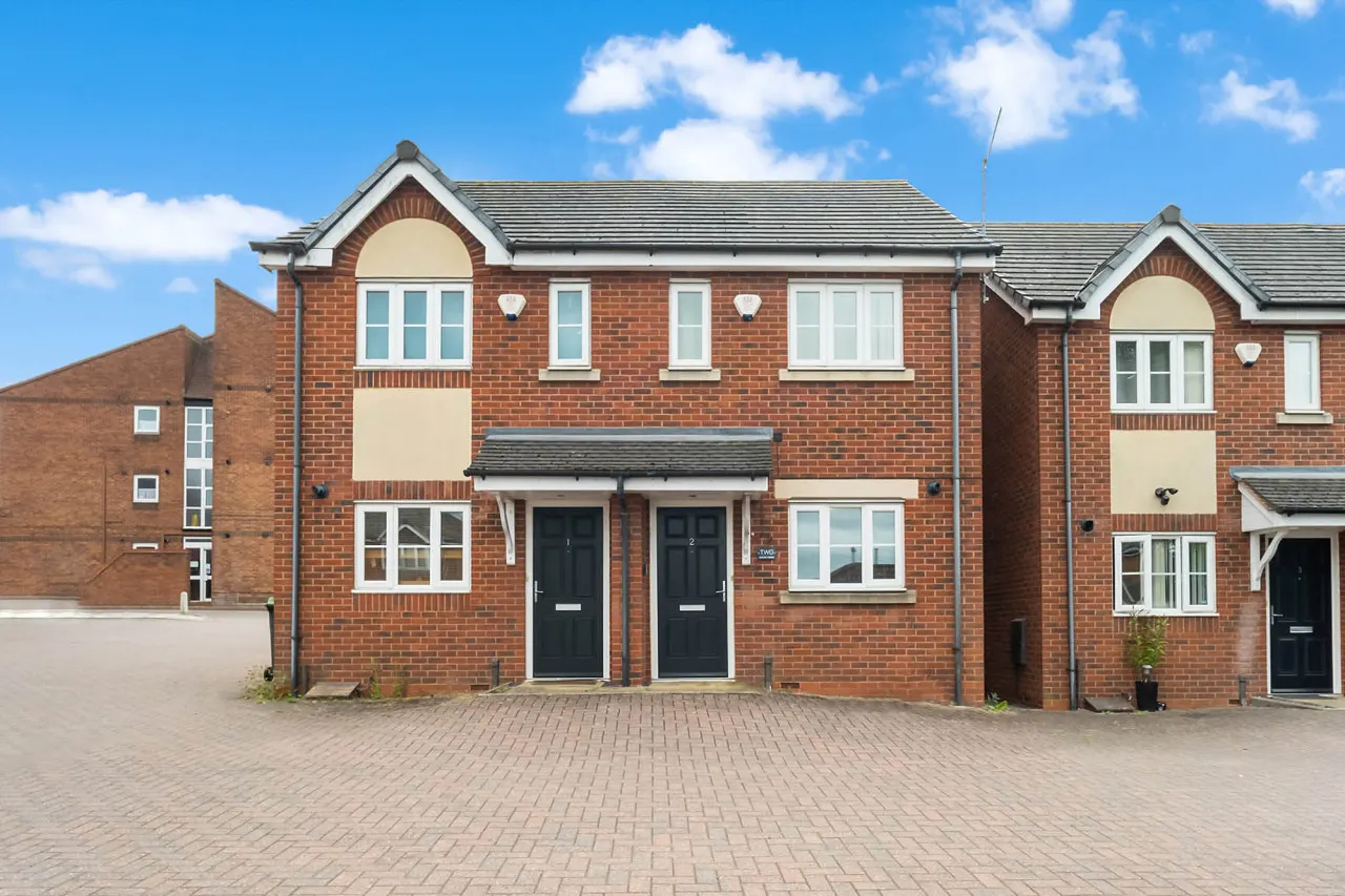 2 Bedroom House - Parking - Garden - Oldbury 7