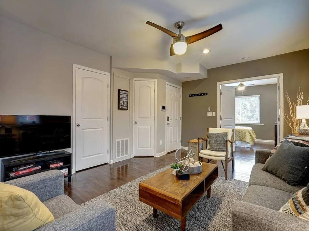 Clean & Bright 2BR near downtown 11