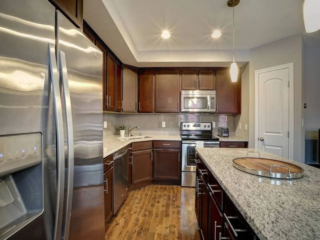 Clean & Bright 2BR near downtown 12