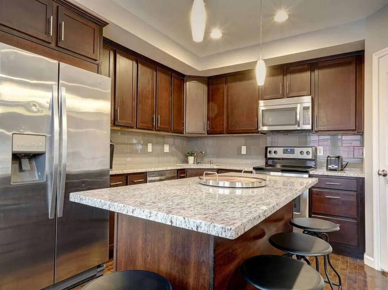 Clean & Bright 2BR near downtown 13