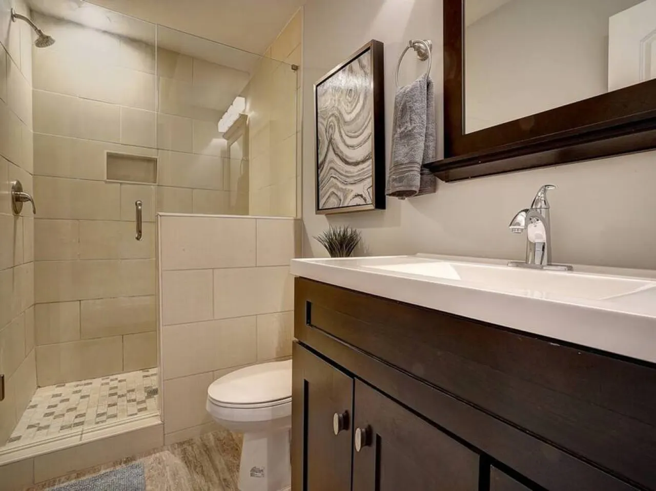 Clean & Bright 2BR near downtown 4