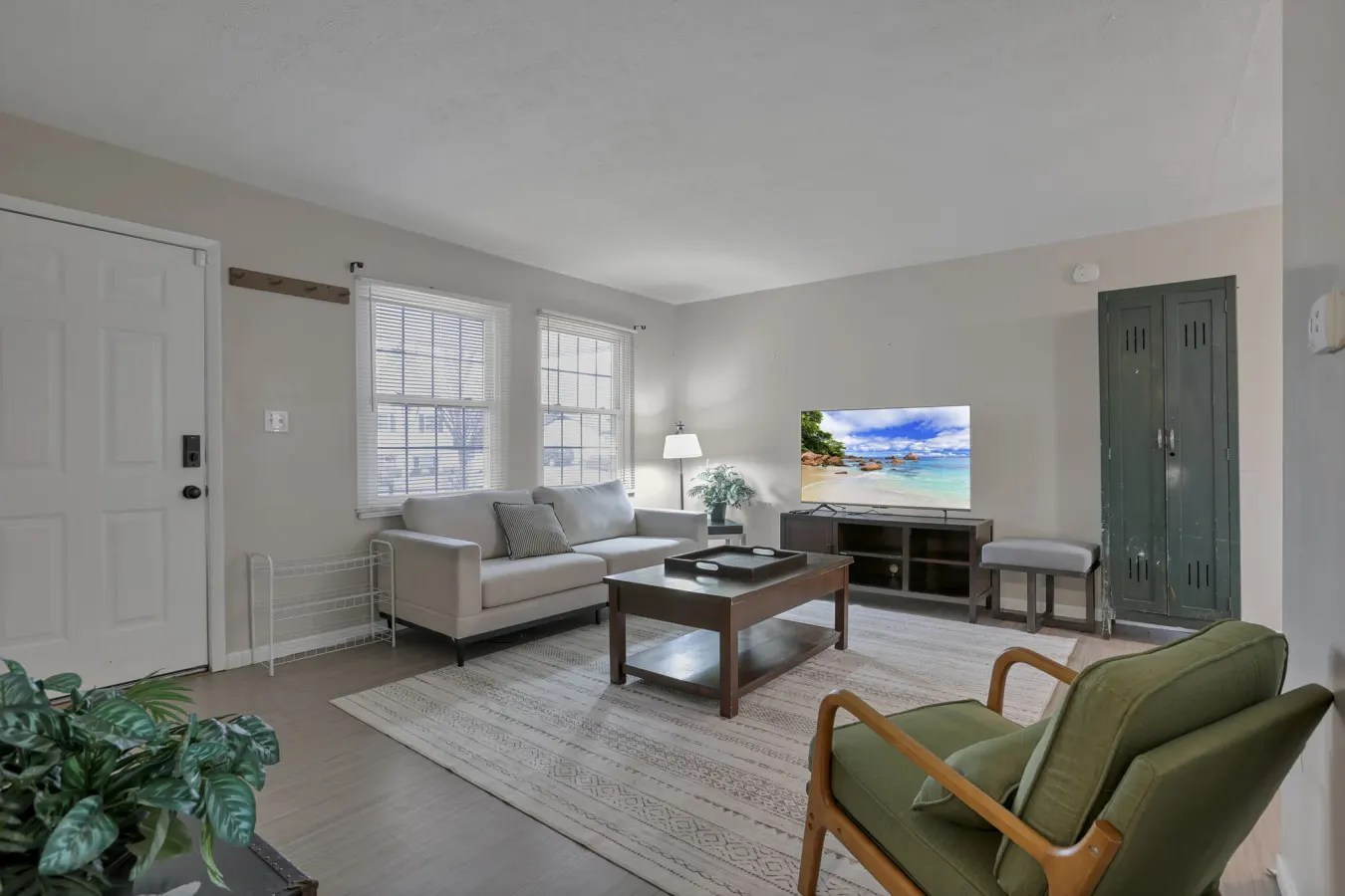 The Brocton: 3 miles from the airport! 9
